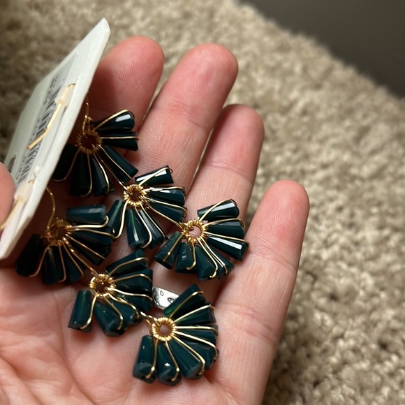 Last Chance!! 🚨Emerald Green Dangle Earrings - Picture 3 of 4